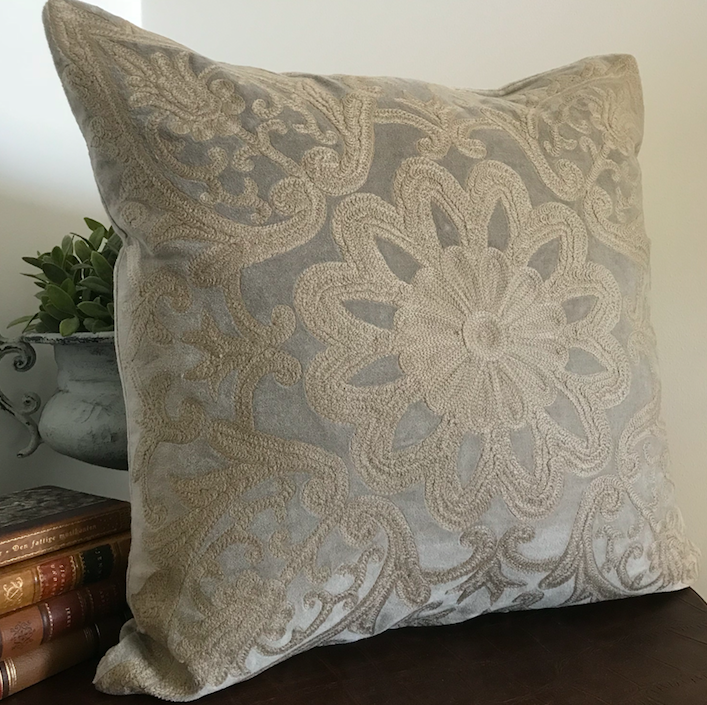 Kuddfodral Ljusgrå sammet med broderi, Royal