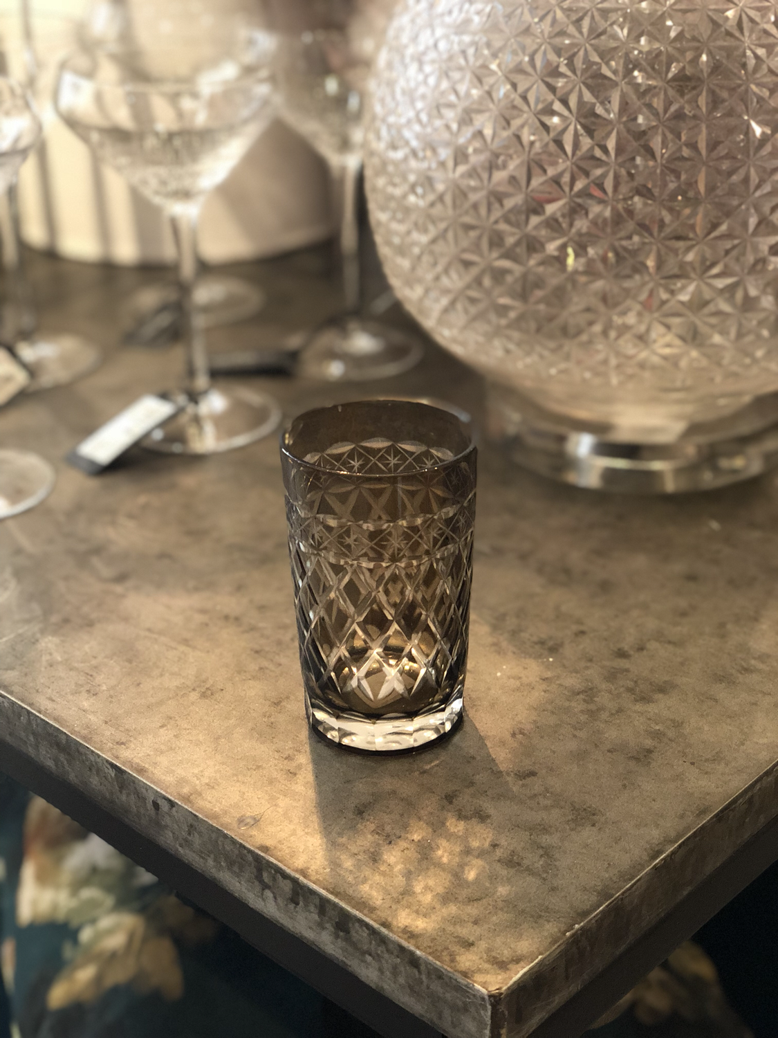 Facetterat glas i brunt, smalt