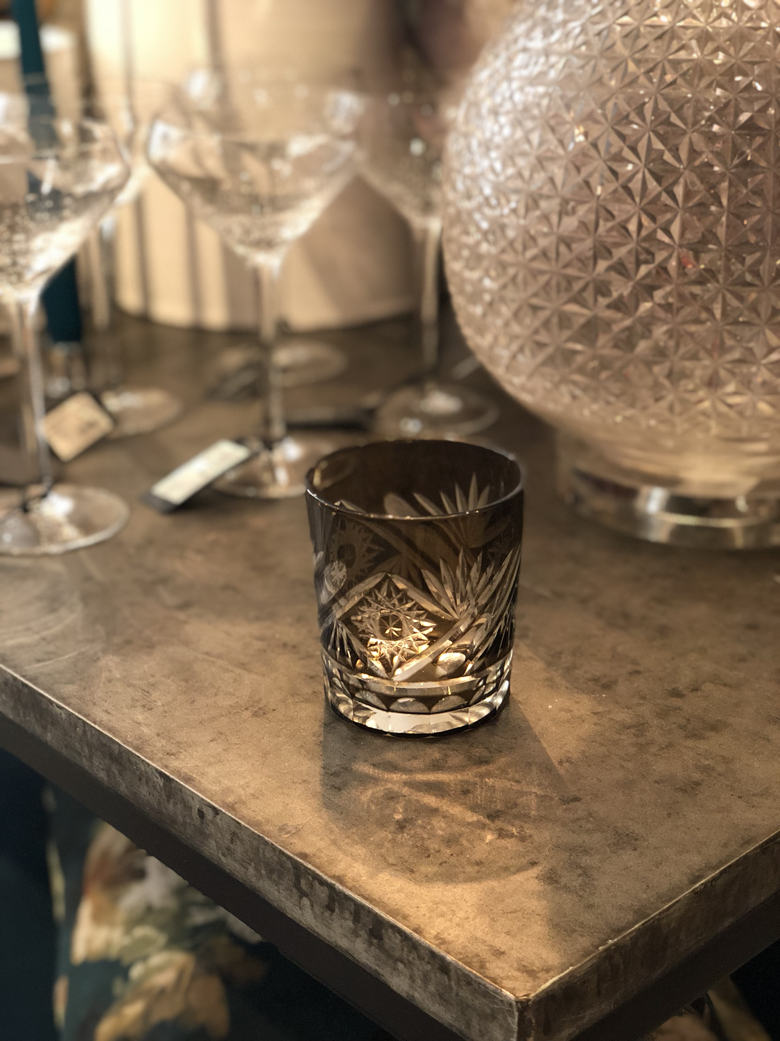 Facetterat glas i brunt, lågt