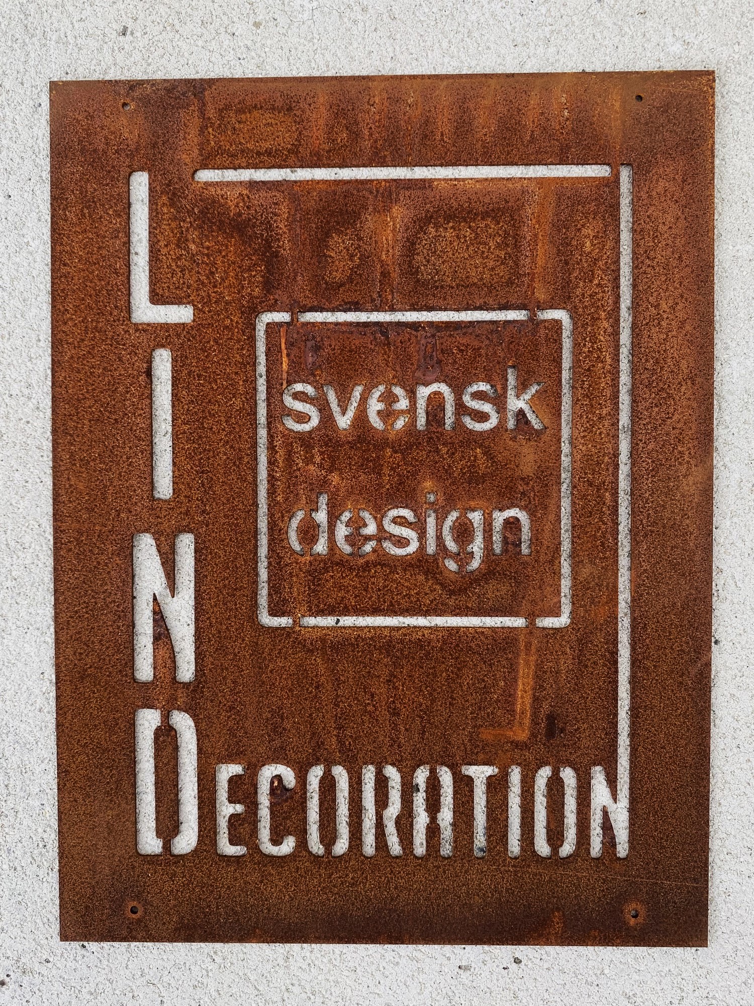GRATIS/ Beställ en Lind Decorationskylt och visa i din butik att du säljer svensk designade produkter. Kan hängas, ställas eller läggas. / 1 ST PER FÖRP