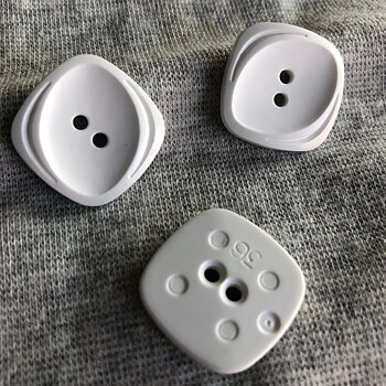 Knapp, vit, 2x2 cm