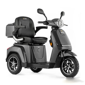 Grå_promenadscooter_med_tre_hjul_soprtig_permobil_inwistore