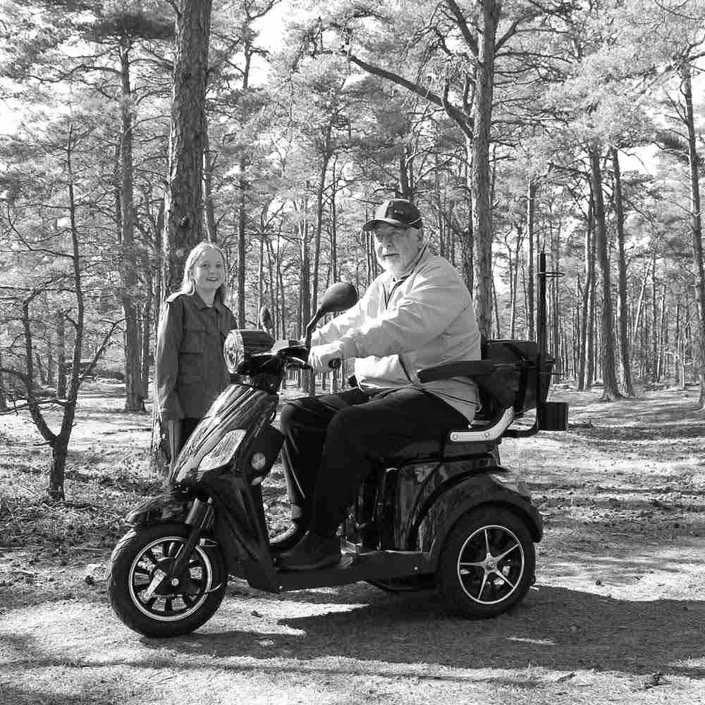 "Det bästa med min promenadscooter är att jag enkelt kan ta mig dit jag vill och att den är smidig att använda." Rolf LÄS MER ➝