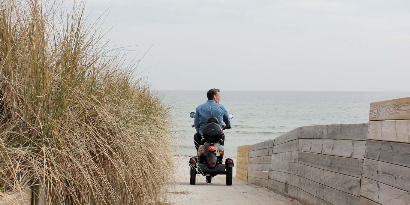 Promenadscooter för seniorer svart säker permobil