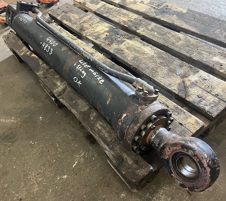 Tilt cylinder BM 4400 Left - 2