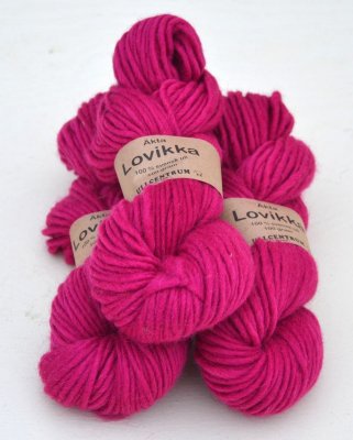 1141 Cerise på vit ull, Lovikka