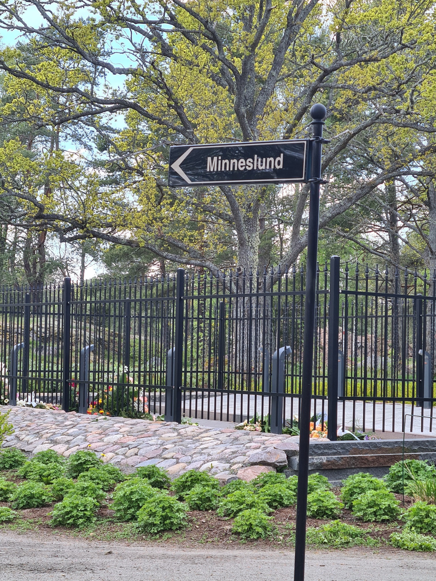 Hänvisningsskylt, Minneslund - 2