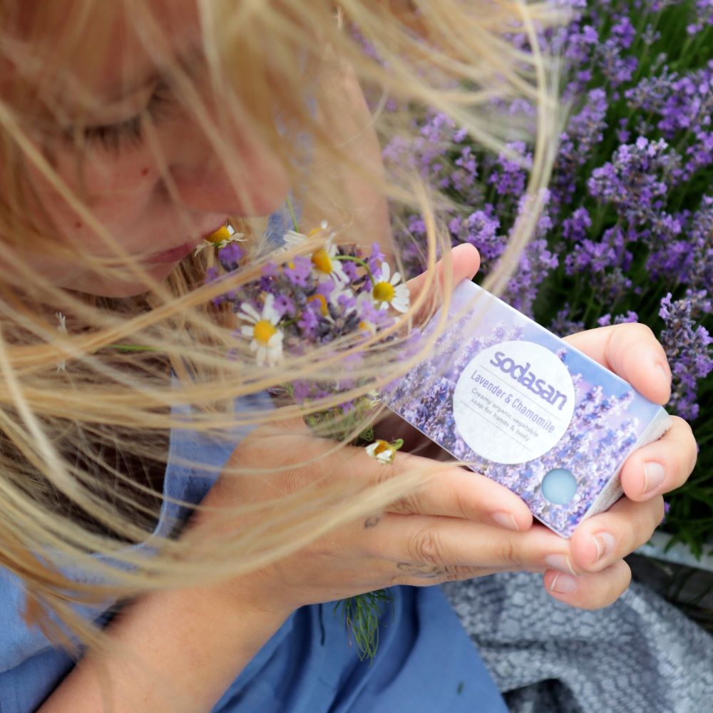 Flicka luktar på Sodasan Lavendel & Kamomill Ekologisk Fast Tvål 100 g