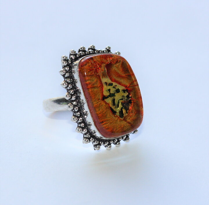 Läcker ring med färgat glas stl 19