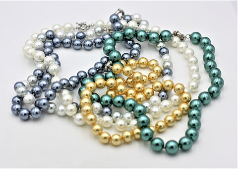Halsband med pärlemorpärlor