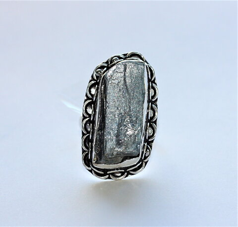 Läcker ring med kyanit stl 19