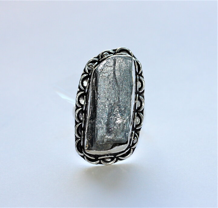 Läcker ring med kyanit stl 19