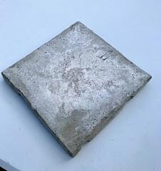 Betongtavla med gripmotiv