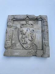 Betongtavla med gripmotiv