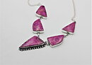 Halsband med rosa korallfossil