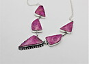 Halsband med rosa korallfossil