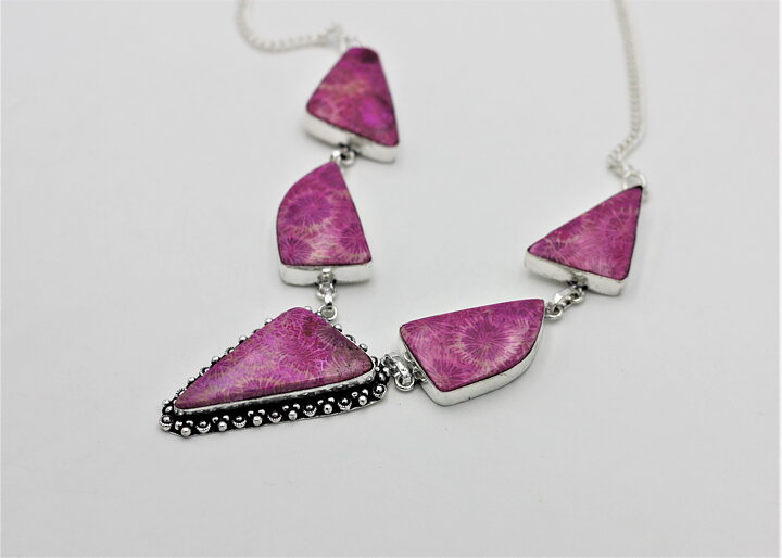 Halsband med rosa korallfossil