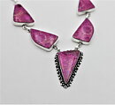 Halsband med rosa korallfossil
