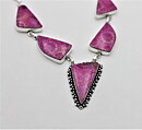 Halsband med rosa korallfossil