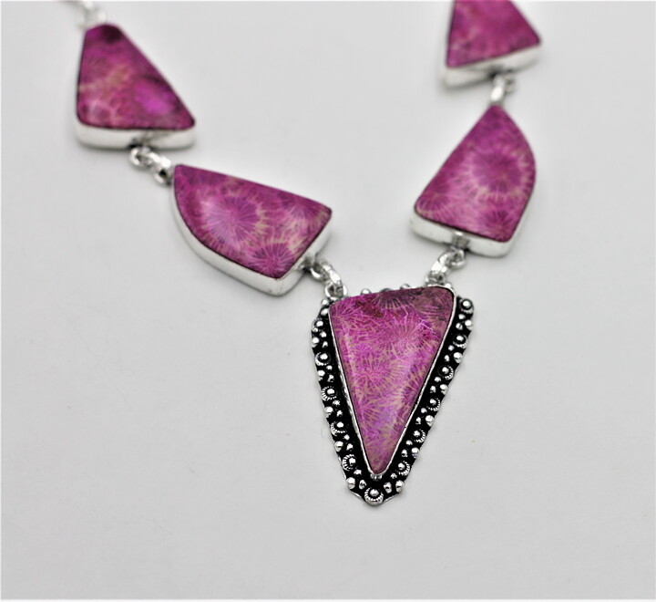 Halsband med rosa korallfossil