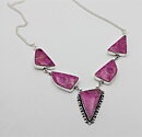 Halsband med rosa korallfossil
