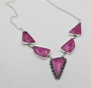 Halsband med rosa korallfossil