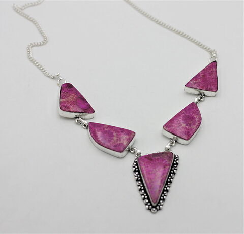 Halsband med rosa korallfossil