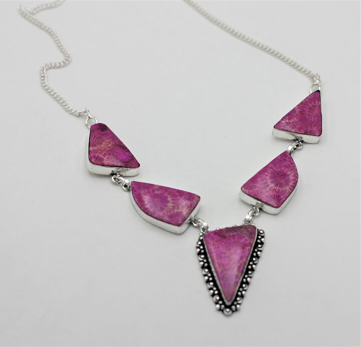 Halsband med rosa korallfossil