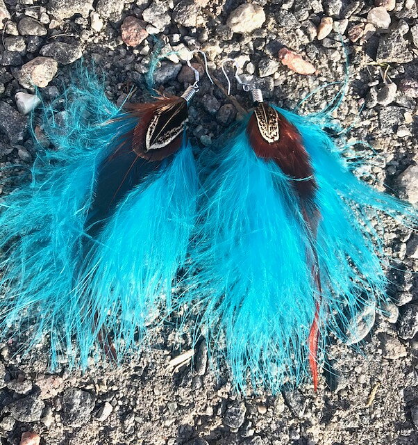 Örhängen med blåa fjädrar