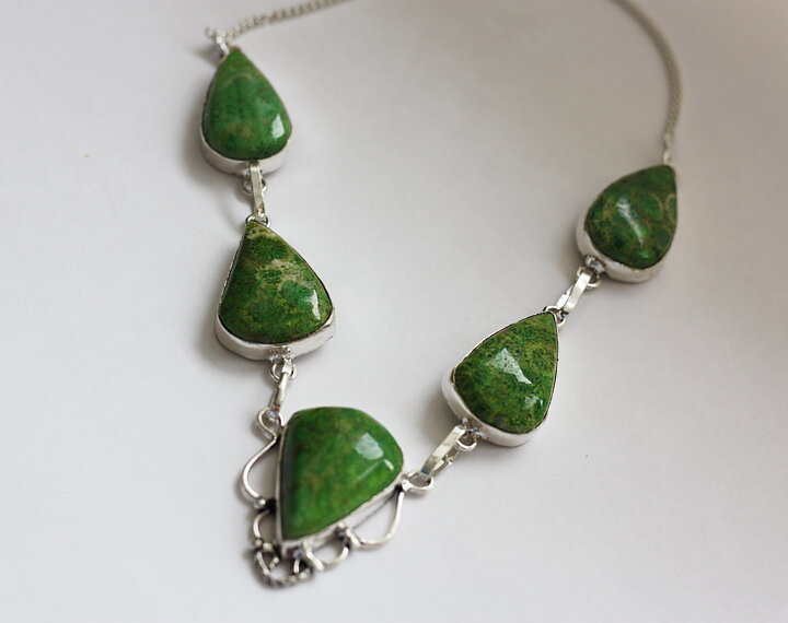 Halsband med grön korallfossil