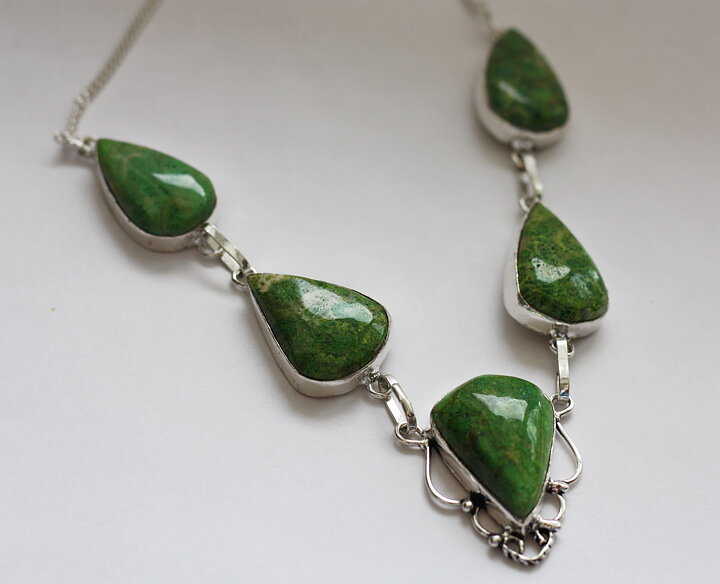 Halsband med grön korallfossil