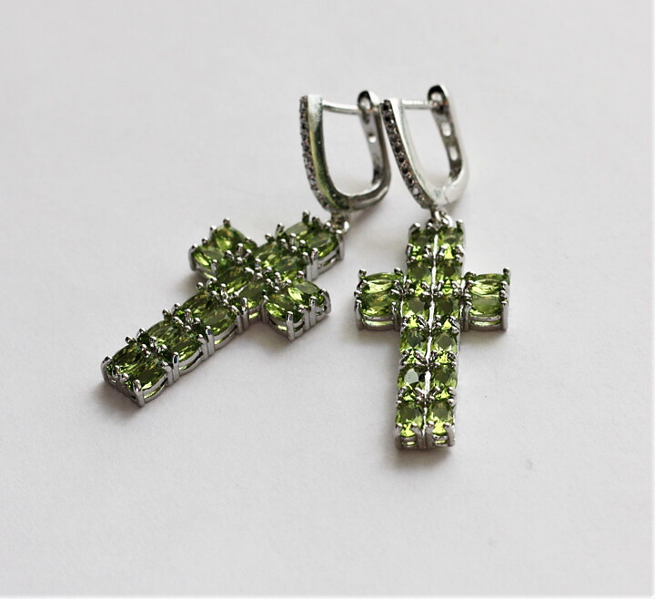 Korsörhängen med peridot