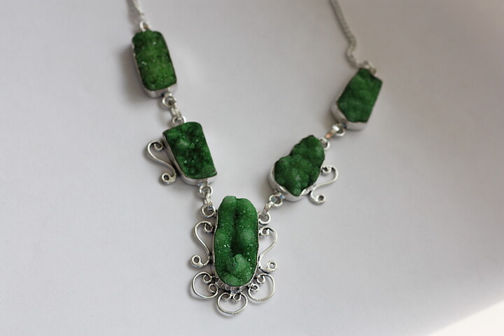 Halsband med grön druzy agat