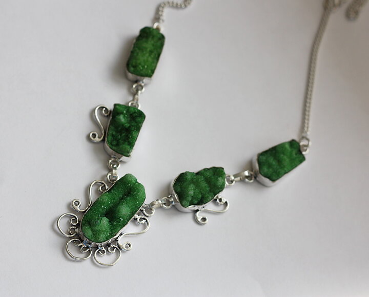 Halsband med grön druzy agat