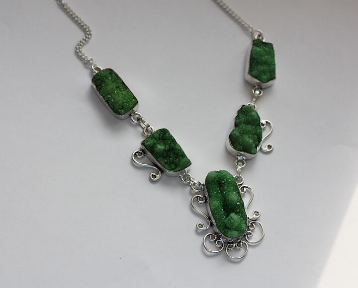 Halsband med grön druzy agat