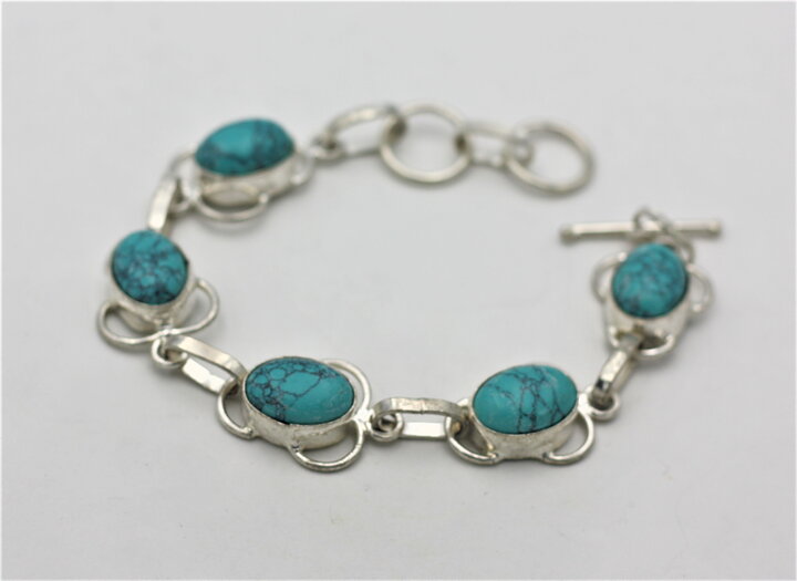 Armband med turkosa stenar