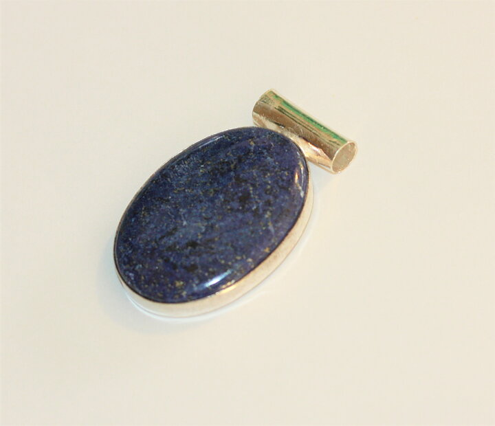 Hängsmycke med lapis lazuli