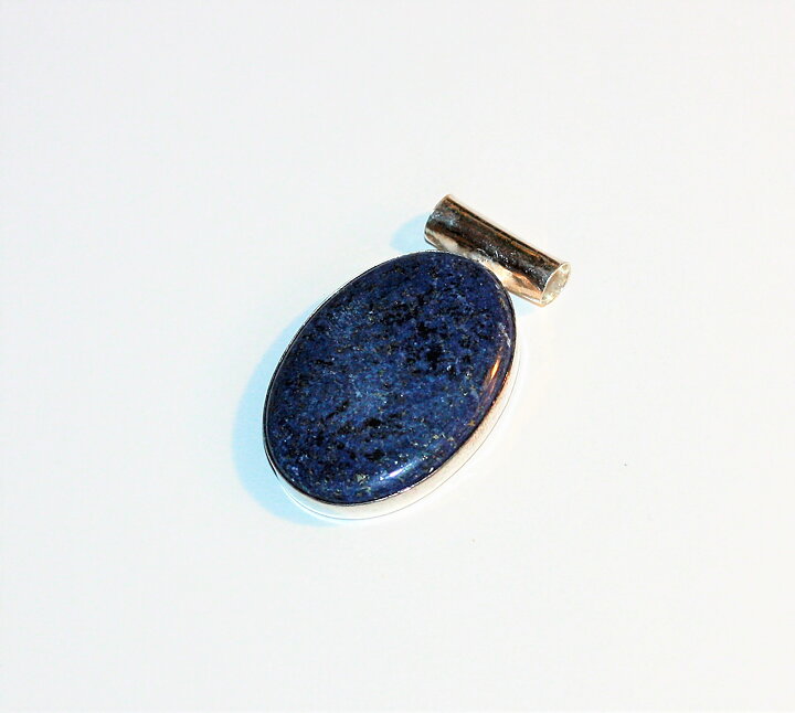 Hängsmycke med lapis lazuli