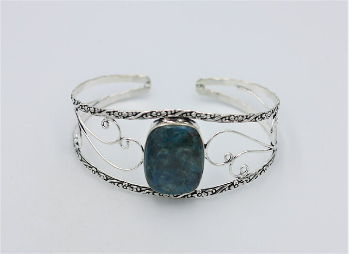 Stelt armband med apatit