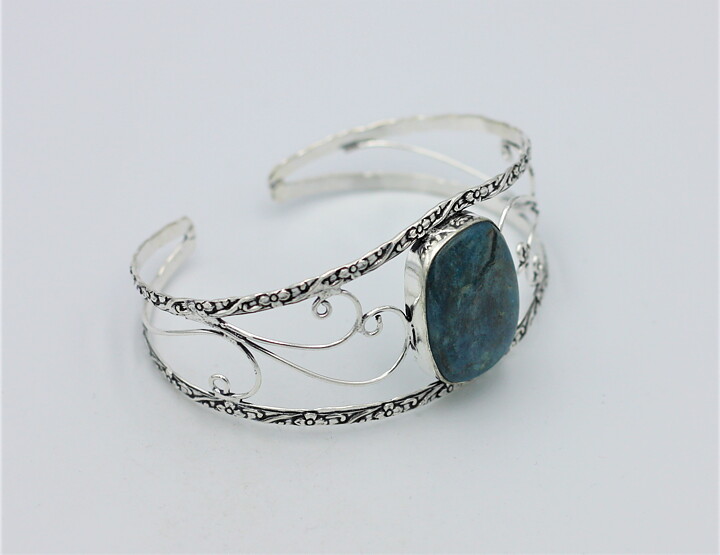Stelt armband med apatit