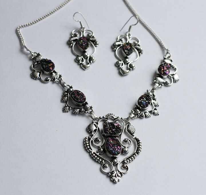 Magnifikt smyckesset med druzy titanium