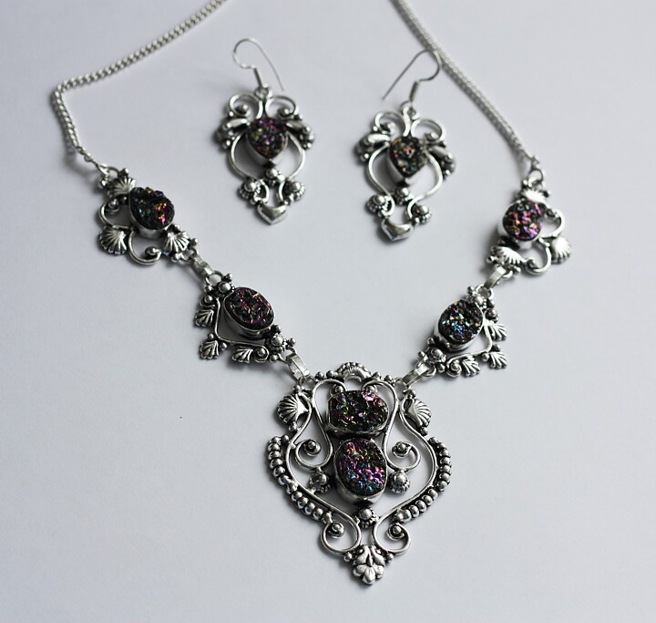 Magnifikt smyckesset med druzy titanium