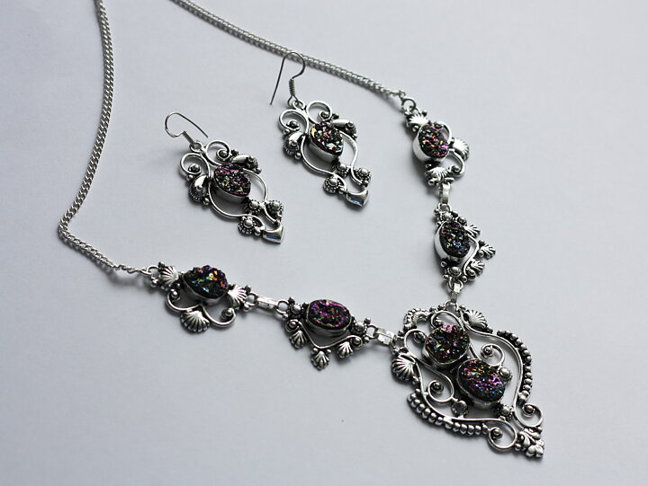 Magnifikt smyckesset med druzy titanium