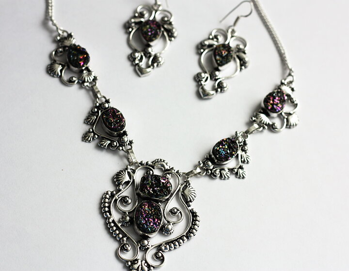 Magnifikt smyckesset med druzy titanium