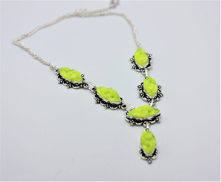 Halsband med neongul druzy agat