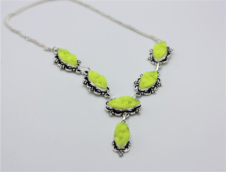 Halsband med neongul druzy agat