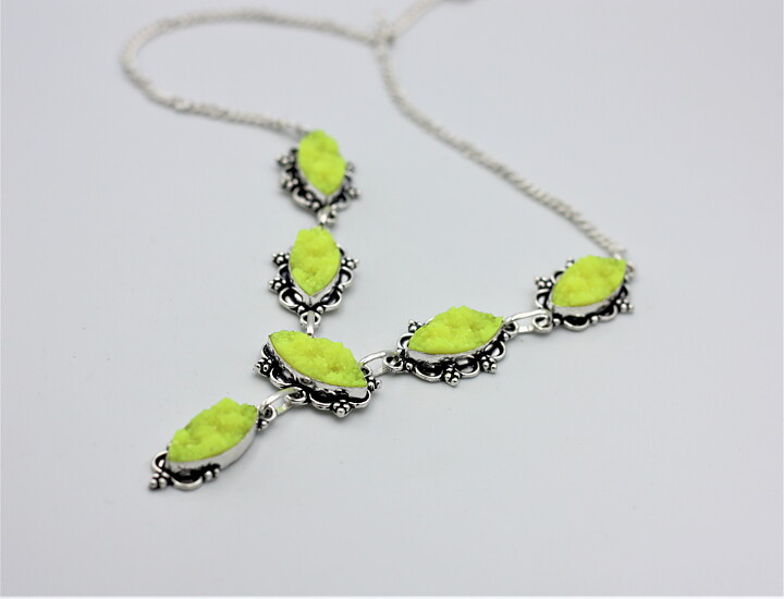 Halsband med neongul druzy agat