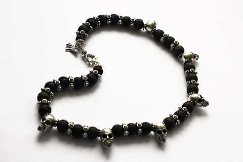 Lavahalsband med skallar 