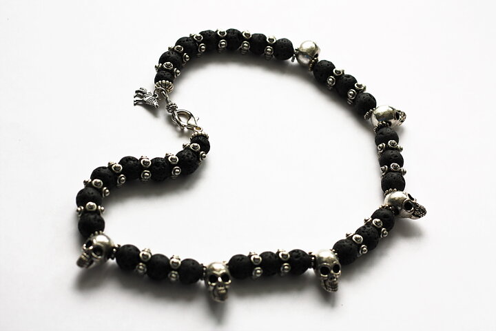 Lavahalsband med skallar 