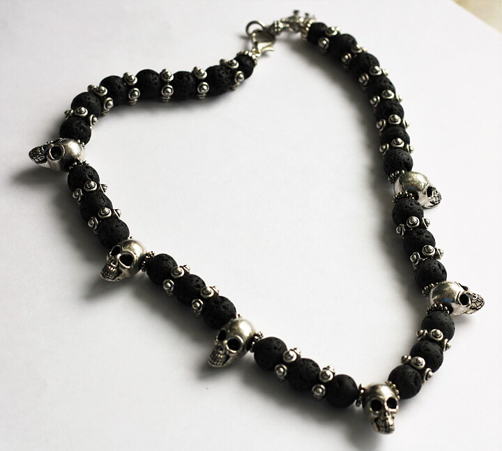 Lavahalsband med skallar 